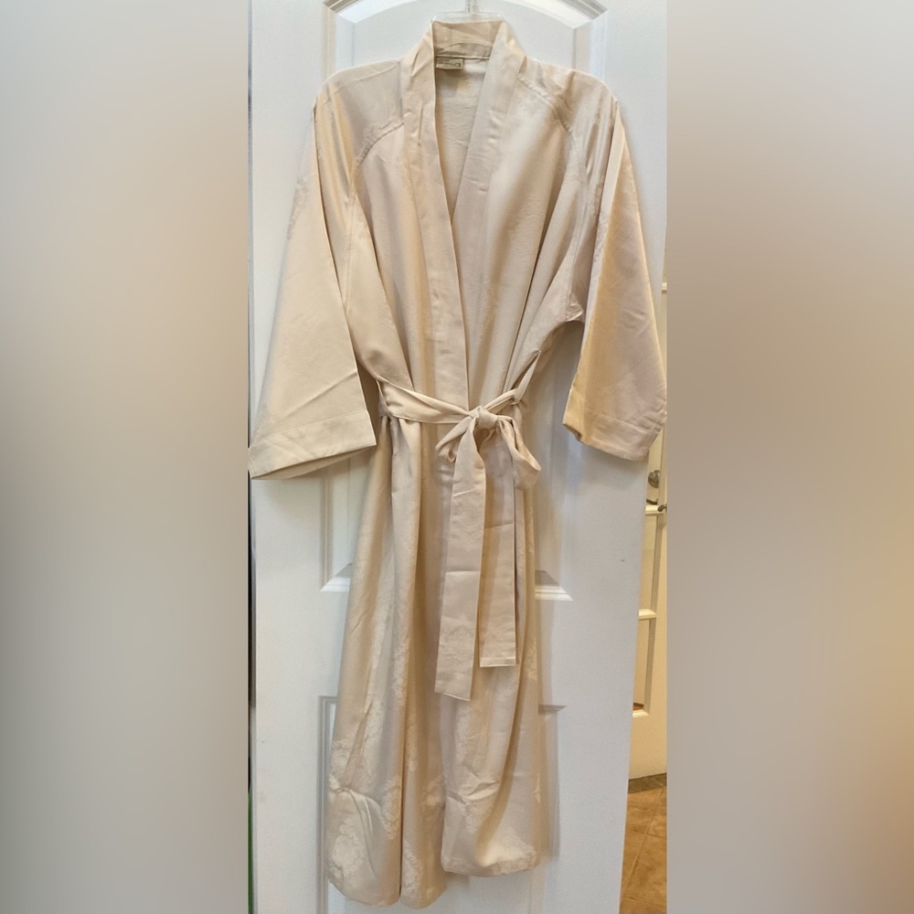 JW Spa Collection (Marriott Hotel) Robe - Picture 3 of 8